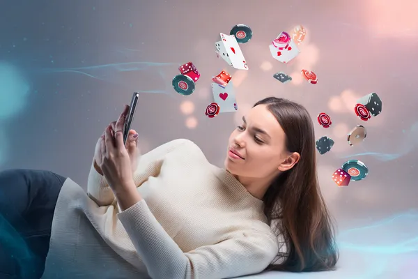 সোনালি কয়েনের ঝর্ণার মধ্যে ঘূর্ণায়মান একটি রুলেট চাকার ক্লোজ-আপ—যা GK222–এ গভীর ক্যাসিনো অ্যাকশনকে তুলে ধরে।