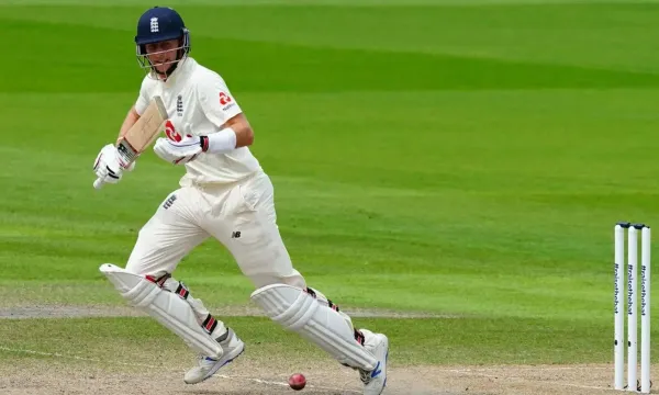 একজন নারী তার ল্যাপটপে অনলাইন গেম খেলছেন, চারপাশে নীলন আলোয় ক্যাসিনো উপাদান — যা GK222–এর বৈচিত্র্যময় গেম সংগ্রহকে প্রদর্শন করে।