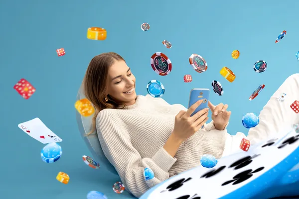 সবুজ বিলাসবহুল গাউন পরা এক নারী অলংকৃত রুলেট চাকার পাশে—যা GK222–এর উচ্চমানের ক্যাসিনো পরিবেশকে প্রকাশ করে।