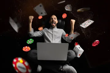 উজ্জ্বল স্লট মেশিনের পাশে হাস্যোজ্জ্বল এক নারী—যা GK222–এর রোমাঞ্চকর স্লট সংগ্রহকে উপস্থাপন করে।