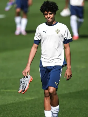 একটি উৎসবমুখর অনুষ্ঠানে স্মার্টফোন ব্যবহার করছেন একজন খেলোয়াড়—যা GK222–এর সম্পূর্ণ মোবাইল-ফ্রেন্ডলি অভিজ্ঞতাকে তুলে ধরে।